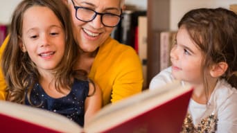 Ehrenamt für Senioren: Seniorin im „Unruhestand“ liest Kindern vor.