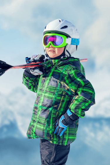 Junge mit Ski-Outfit