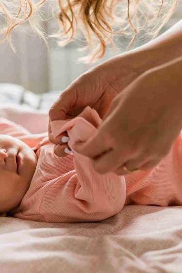 Babykleidung im Frühling