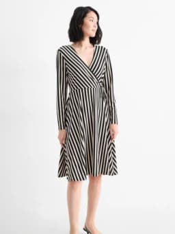 Kleider und Jumpsuits