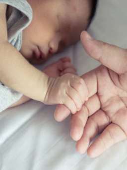 Babys nachts richtig anziehen