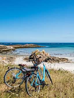 Rando vtt Bretagne : deux vélos face à la mer près de la Veloroute Bretagne.