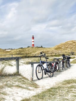 Fahrradtour Niedersachsen – Fahrräder stehen an der Nordseeküste.