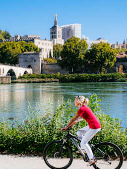 Cyclotourisme Provence : un itinéraire vélo devant le Pont Saint Benezet à Avignon.