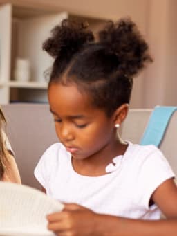 Meertalige kinderen ondersteunen bij leesvaardigheid