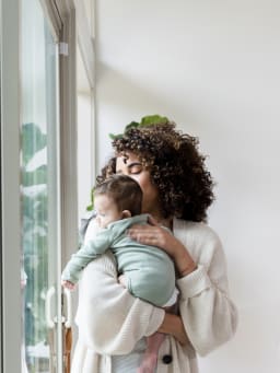 Comfortable and stylish postpartum clothes 