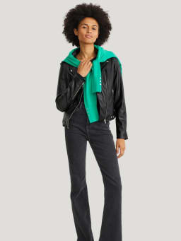 Tenue de voyage femme : perfecto avec jeans.