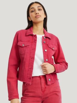 Tenue de voyage femme : veste en jean rouge.