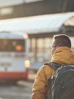 A scuola con lo scuolabus, i mezzi pubblici o in motorino