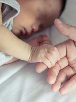 Babys nachts richtig anziehen