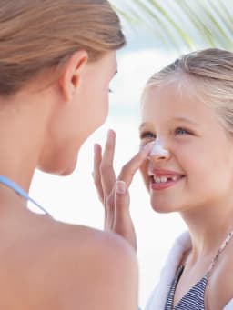 De juiste zonbescherming voor baby’s en kinderen