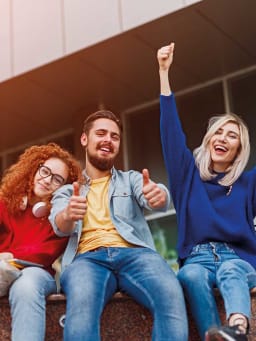 Geldbesparende tips - Drie studenten genieten van hun studentenleven.