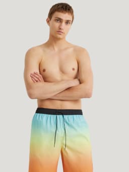 Mann in einer bunten Badehose.