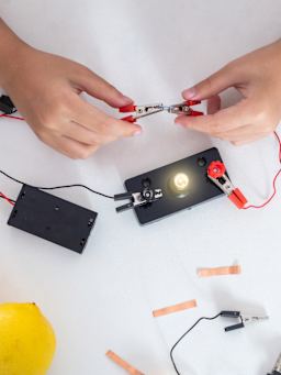 Esperimenti sulla corrente elettrica per bambini