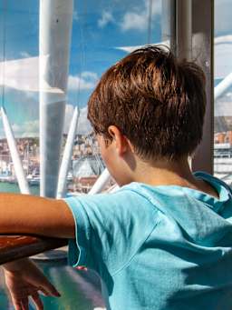 Dove andare in vacanza con i bambini: un bambino visita il Porto di Genova.
