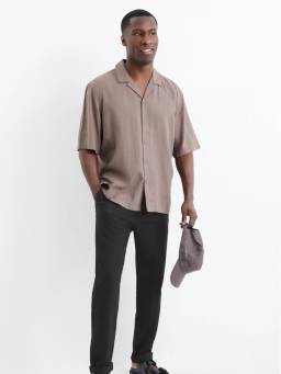 Luftige Leinenkleidung für Herren. Luftige Leinenkleidung für Herren.