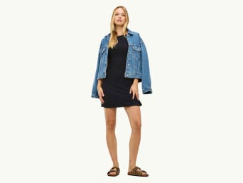 Crop tops y minifaldas: la moda de los 2000 para mujer interpretado de forma moderna. Crop tops y minifaldas: la moda de los 2000 para mujer interpretado de forma moderna.