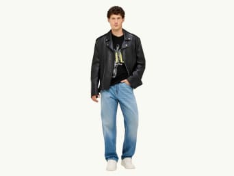 Outfits de los 2000 para hombre: combinación de pantalones anchos y sudadera oversize. Outfits de los 2000 para hombre: combinación de pantalones anchos y sudadera oversize.