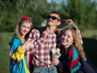 Outfit 80er Jahre – Verschiedene Outfits im Stil der 80er-Jahre-Mode. Outfit 80er Jahre – Verschiedene Outfits im Stil der 80er-Jahre-Mode.