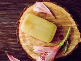 Holzbrett mit Blumen und einem Stück Gallseife Holzbrett mit Blumen und einem Stück Gallseife