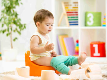Baby in Unterhemd und Leggins beim Töpfchen-Training auf dem Töpfchen. Baby in Unterhemd und Leggins beim Töpfchen-Training auf dem Töpfchen.