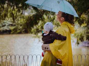 Mutter mit Baby im Park