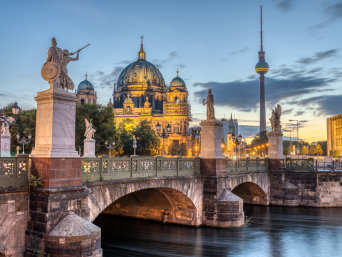 Der Dom, der Fernsehturm und die Schlossbrücke in Berlin