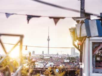 Dachblick über Berlins Skyline mit Fernsehturm am Sommerabend Dachblick über Berlins Skyline mit Fernsehturm am Sommerabend