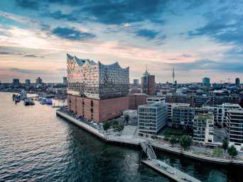 Die Hamburger City Skyline mit der Elbphilharmonie Die Hamburger City Skyline mit der Elbphilharmonie