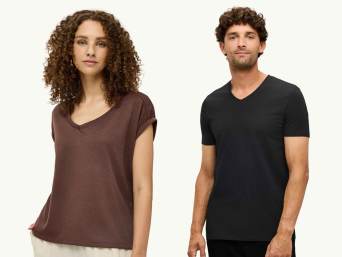 Oberteile mit Ausschnitt: Frau und Mann in einem T-Shirt mit V-Ausschnitt. Oberteile mit Ausschnitt: Frau und Mann in einem T-Shirt mit V-Ausschnitt.