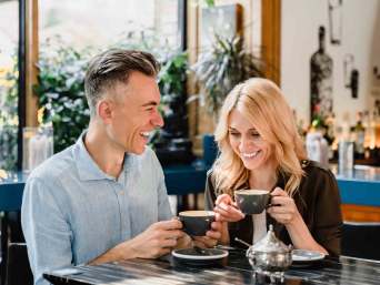 Casual Date-Outfits: Paar bei einem Date in einem Café. Casual Date-Outfits: Paar bei einem Date in einem Café.