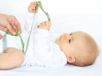 Die Größe von einem Baby wird gemessen