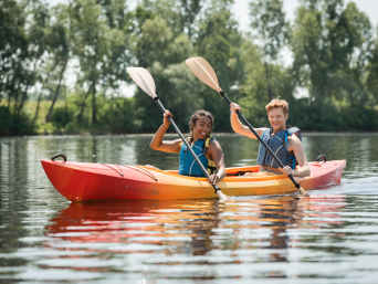 Wasserwandern – Pärchen fährt in einem Zweier-Kajak. 