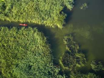 Mecklenburger Seenplatte Wasserwandern – Paddler in der Mecklenburgischen Seenplatte. 