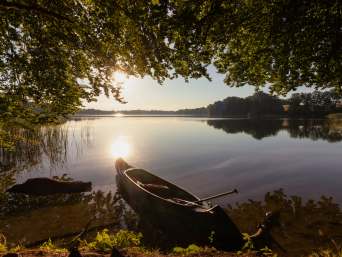 Kanu fahren Mecklenburgische Seenplatte – Kanu am Ufer eines Sees. 