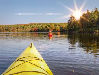 Wasserwandern Mecklenburgische Seenplatte – Kajakfahrer im Herbst auf einem See.