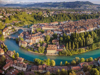 Wasserwandern Aare – Die Aare fliesst durch die Altstadt von Bern. Wasserwandern Aare – Die Aare fliesst durch die Altstadt von Bern.