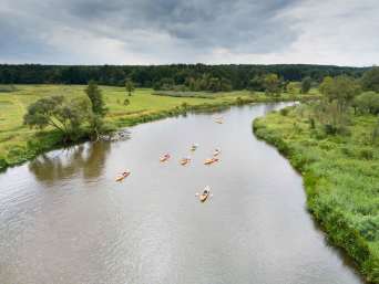 Spływ Kajakiem Warta: ujęcie z drona wyprawy kajakowej po Warcie.