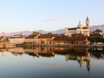 Wasserwandern Aare – Blick auf die St. Ursen-Kathedrale in Solothurn. Wasserwandern Aare – Blick auf die St. Ursen-Kathedrale in Solothurn.