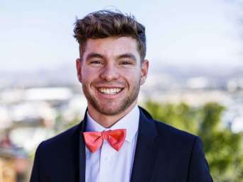 Dress code maturitní ples: Varianty s kravatou a motýlkem. Dress code maturitní ples: Varianty s kravatou a motýlkem.