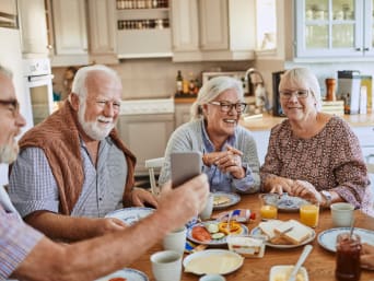 Un gruppo di pensionati fa colazione insieme.