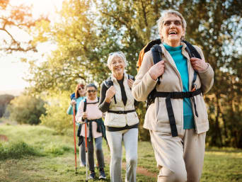 Neue Freunde finden ab 70: Freunde im Alter finden Sie zum Beispiel beim Wandern in einer Seniorengruppe.