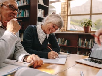 Seniorstudium: Im Alter Freunde finden ist auch mit einem Seniorenstudium möglich.