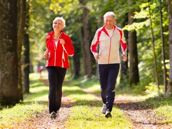 Cosa fare in pensione: due pensionati che fanno jogging per non annoiarsi in pensione.