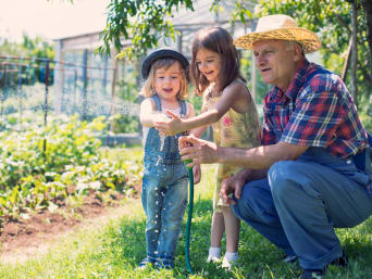 Aktivní stáří: Mnoho seniorů je aktivních především s vnoučaty.