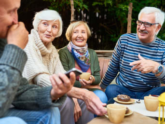 Come organizzare la vita da pensionato: gruppo di anziani socializzano.