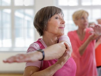 Gimnasia para personas mayores: el deporte entrena los músculos y el sentido del equilibrio.