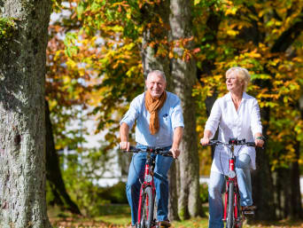 Sport im Alter – Fahrrad fahren schont die Gelenke.