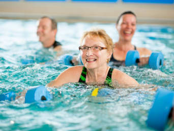Deportes para personas mayores: el aquagym es un estilo de gimnasia acuática que resulta ideal para las personas mayores.