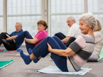 Gymnastiek voor senioren in zithouding – Bevordert de kracht van de spieren en de bloedsomloop.